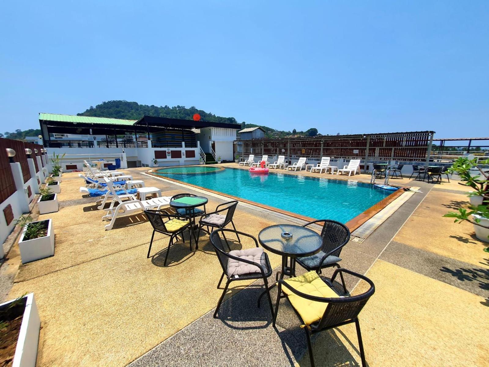 Issara Patong Beach 외부 사진