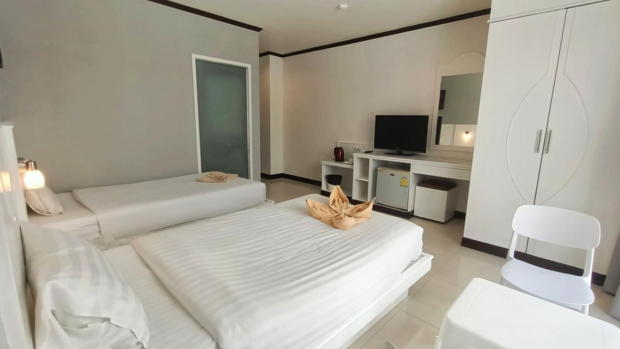 Issara Patong Beach 외부 사진
